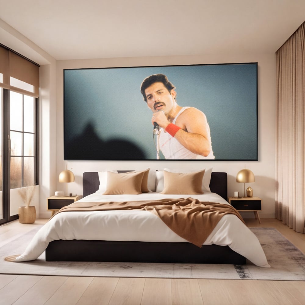 Tablou canvas cu tablou canvas cu freddie mercury, in rama de aluminiu negru, pe perete intr-un dormitor